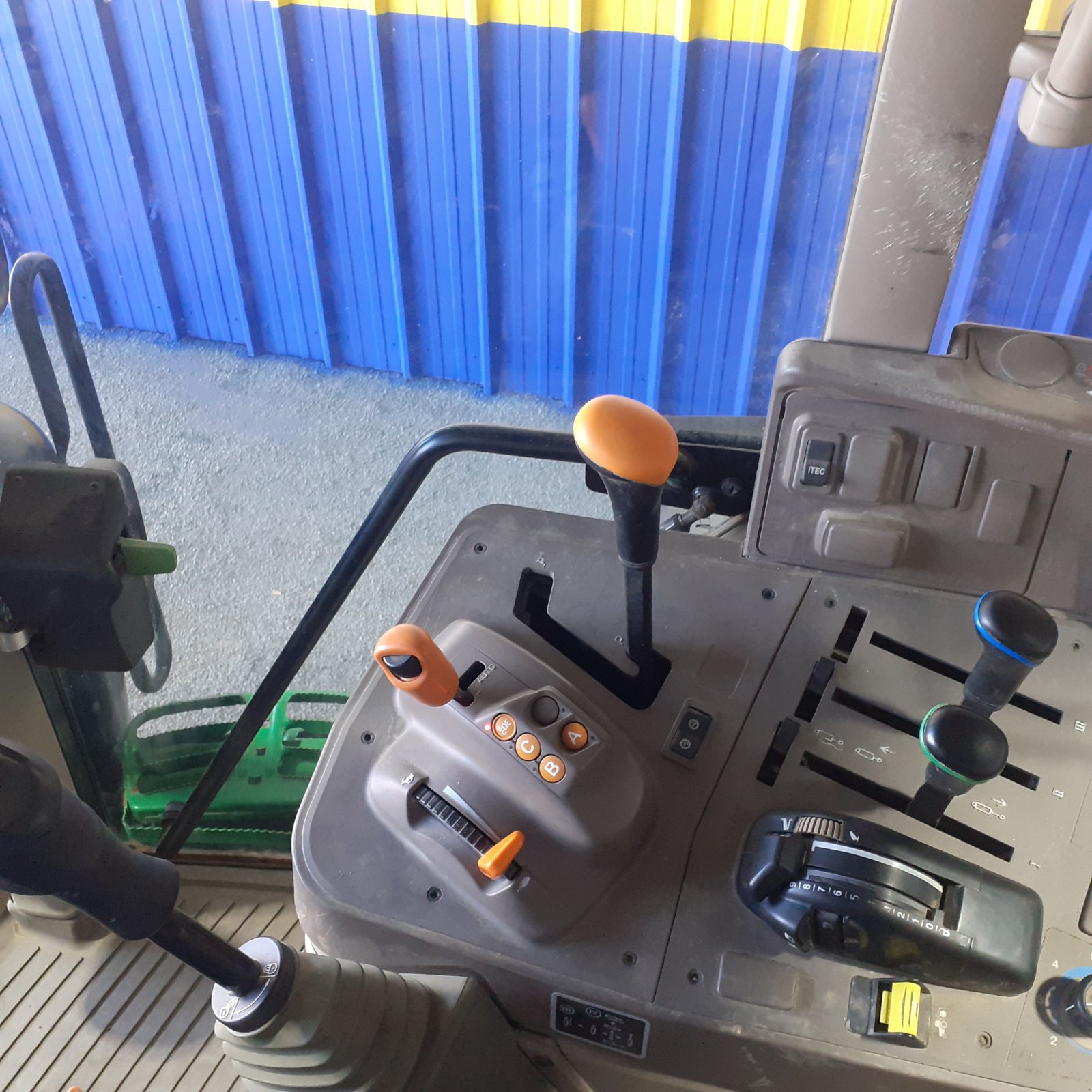 Traktor van het type John Deere 6175 M, Gebrauchtmaschine in HERLIN LE SEC (Foto 9)