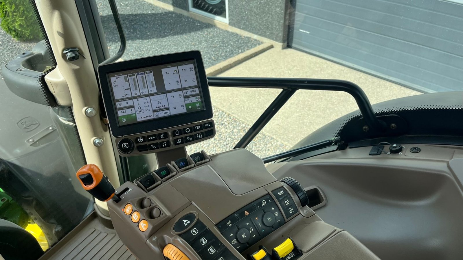 Traktor του τύπου John Deere 6175R Med frontlift og frontPTO samt luft anlæg, Gebrauchtmaschine σε Lintrup (Φωτογραφία 8)