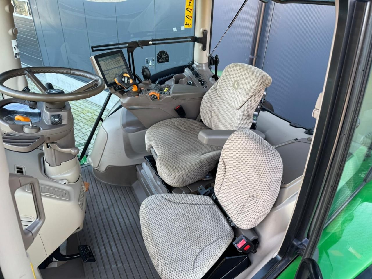 Traktor of the type John Deere 6175R, Gebrauchtmaschine in Daarle (Picture 9)