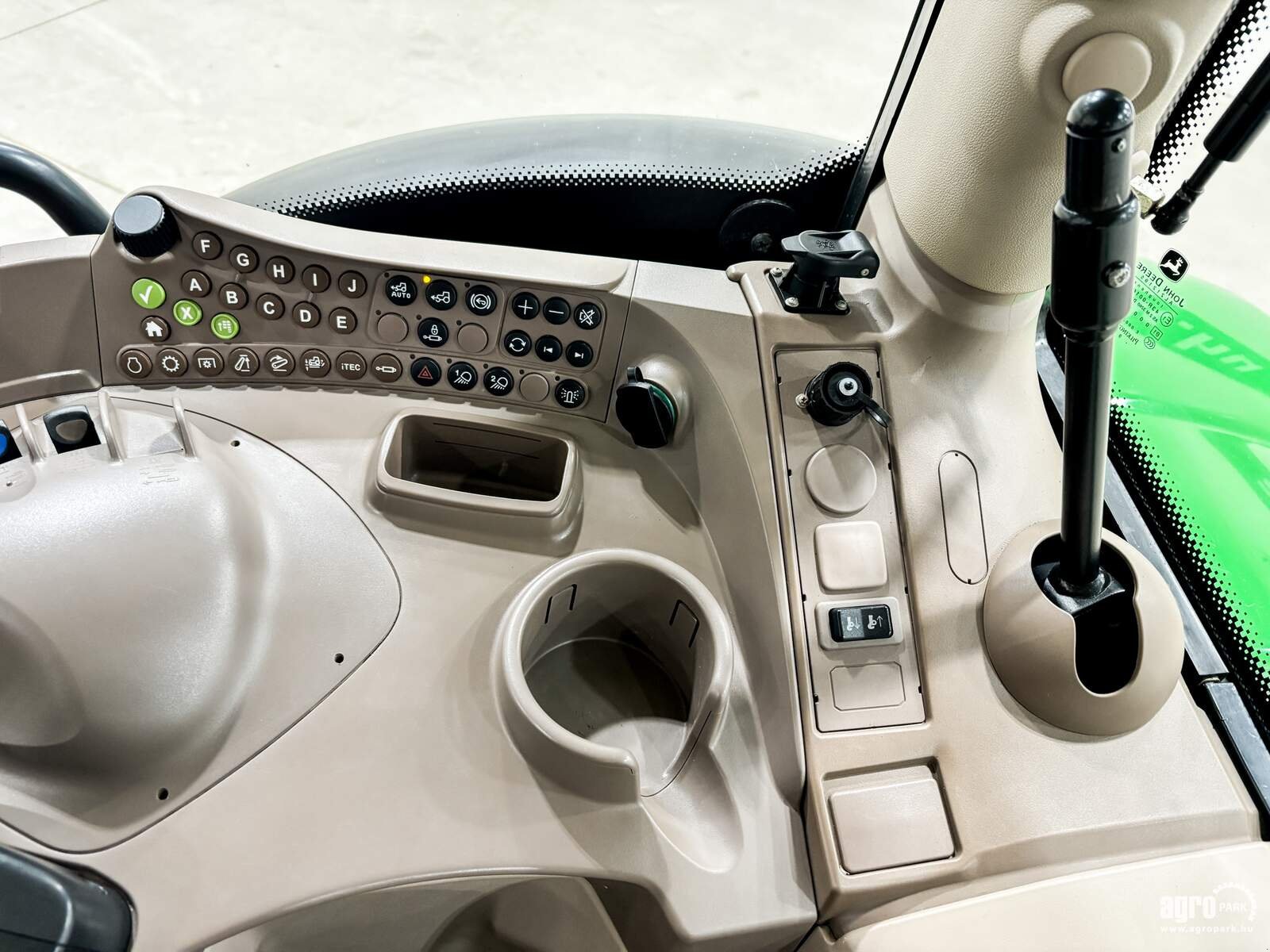 Traktor типа John Deere 6190R, Gebrauchtmaschine в Csengele (Фотография 17)