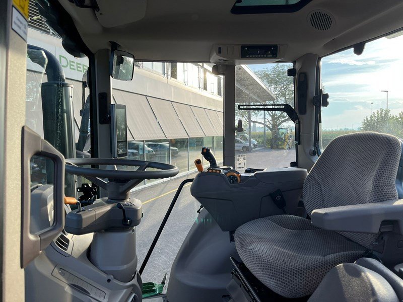Traktor des Typs John Deere 6195 M, Ausstellungsmaschine in Lengnau (Bild 4)