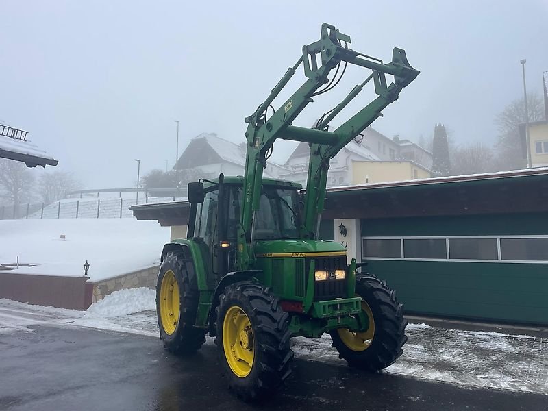 Traktor от тип John Deere 6200 A Allradtraktor mit Frontlader - TÜV - 40km/h wie 6100 6300 6400, Gebrauchtmaschine в Niedernhausen OT Engenhahn (Снимка 1)