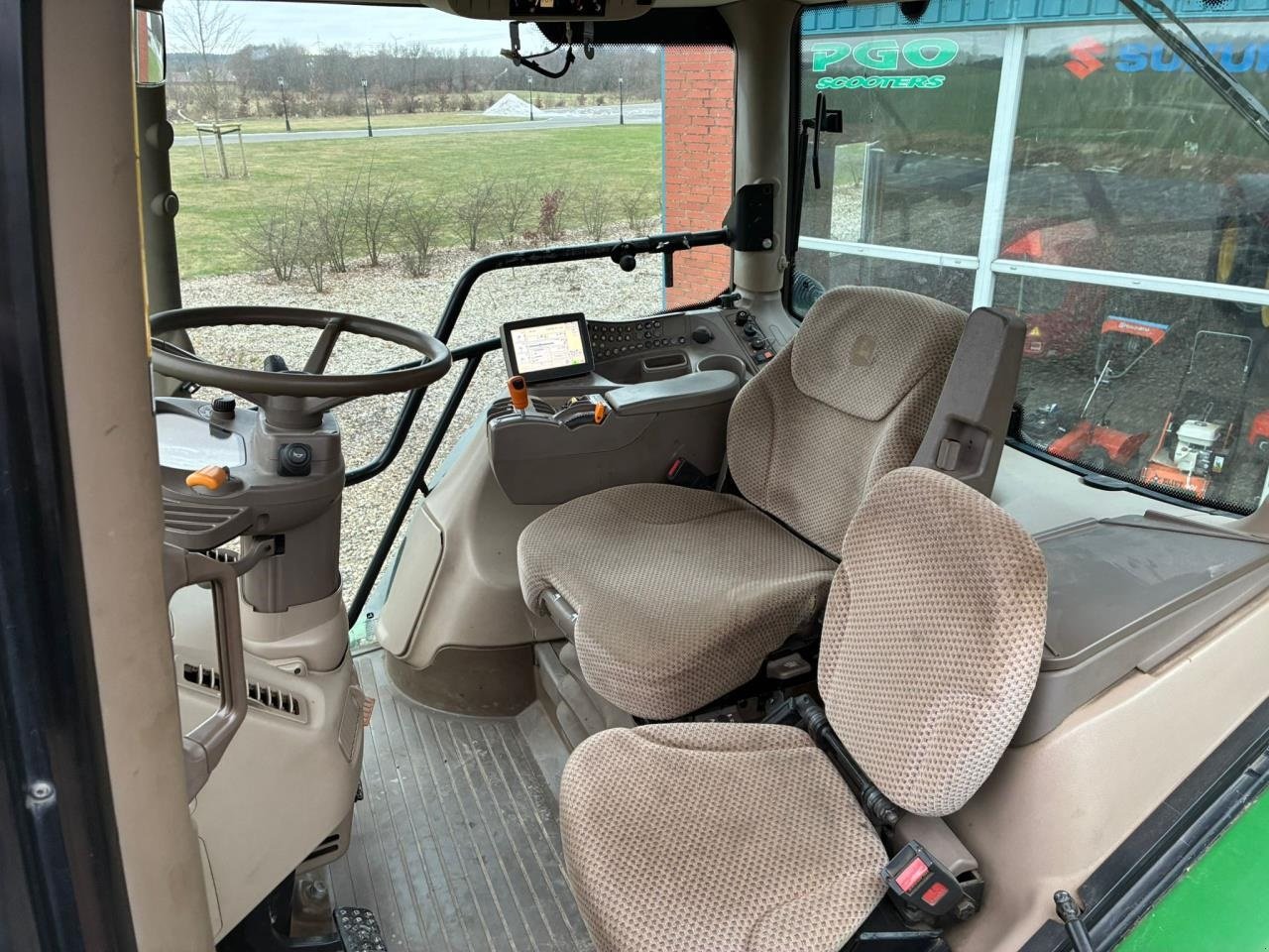 Traktor от тип John Deere 6210R, Gebrauchtmaschine в Videbæk (Снимка 15)