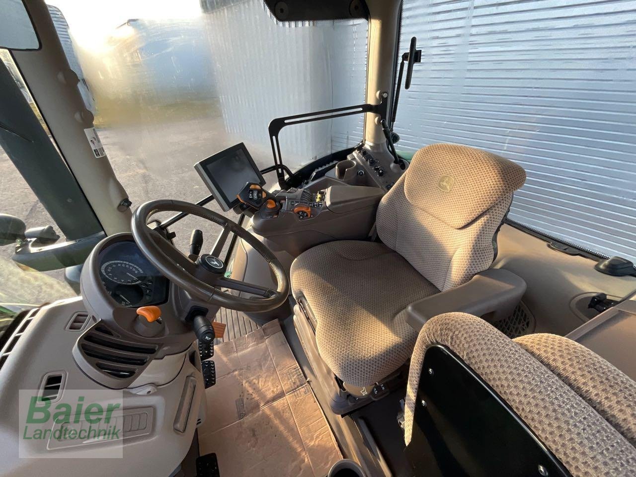 Traktor of the type John Deere 6215 R, Gebrauchtmaschine in OBERNDORF-HOCHMOESSINGEN (Picture 6)