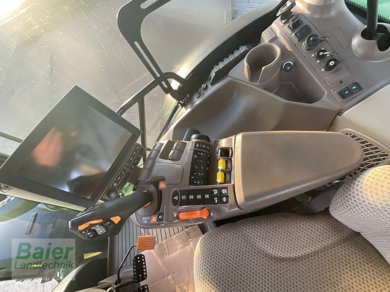 Traktor of the type John Deere 6215 R, Gebrauchtmaschine in OBERNDORF-HOCHMOESSINGEN (Picture 7)