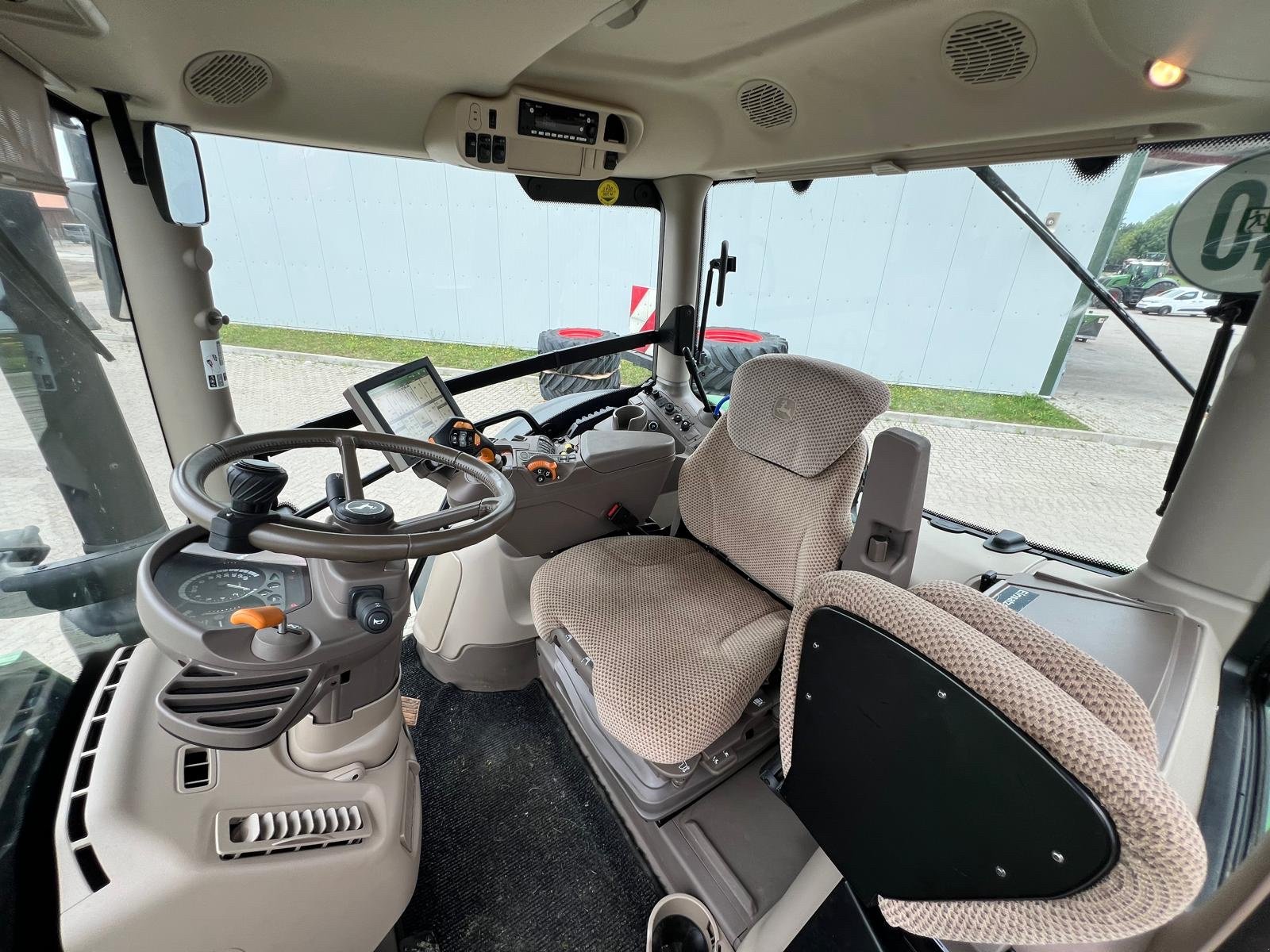 Traktor des Typs John Deere 6215 R, Gebrauchtmaschine in Kruckow (Bild 11)