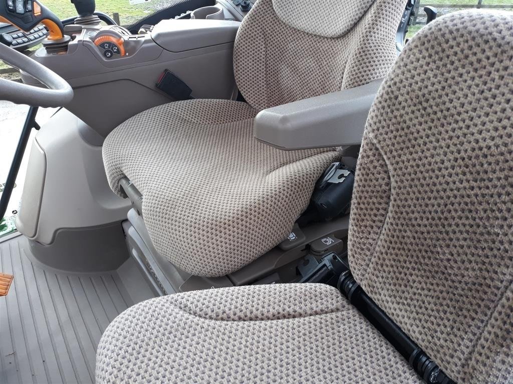 Traktor типа John Deere 6215R Autopower m/frontlift, Gebrauchtmaschine в Toftlund (Фотография 4)