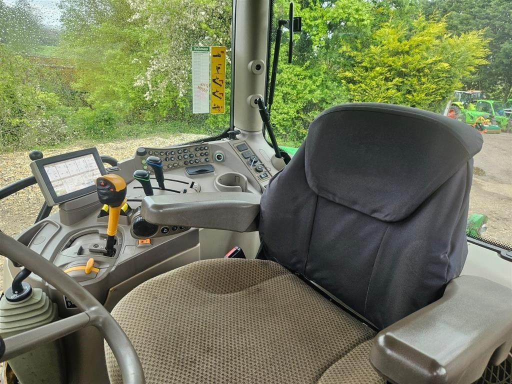 Traktor of the type John Deere 6215R Front PTO. Front Lift. Affjedret foraksel og kabine. Power Beyond. Mange på lager!!!, Gebrauchtmaschine in Kolding (Picture 10)