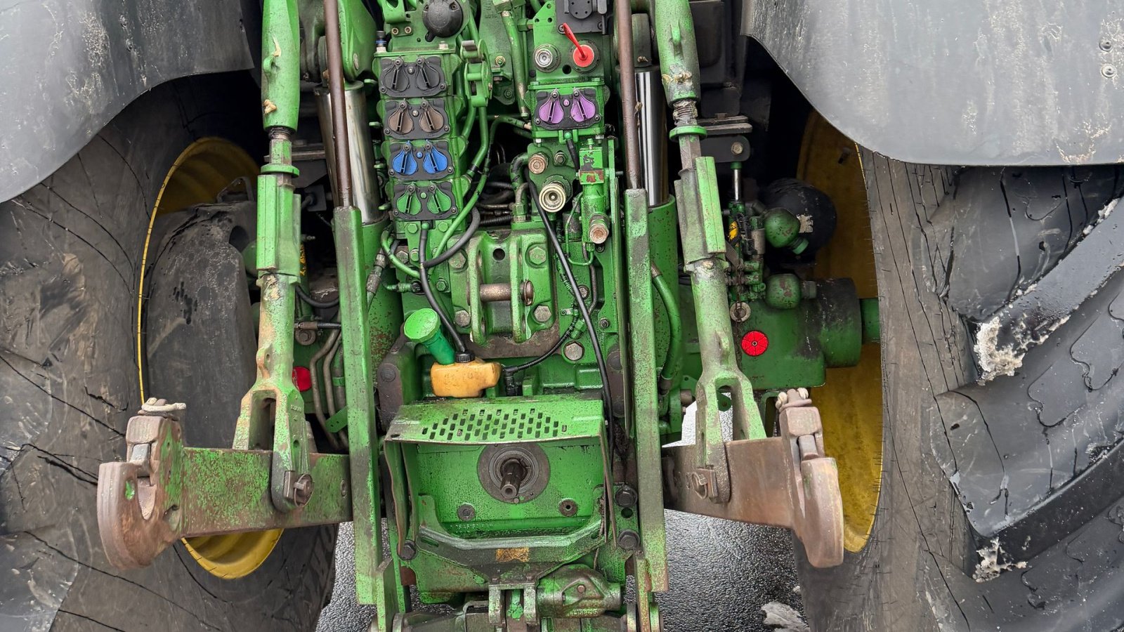 Traktor of the type John Deere 6215R MED FRONT PTO OG NYE DÆK!, Gebrauchtmaschine in Nørager (Picture 15)