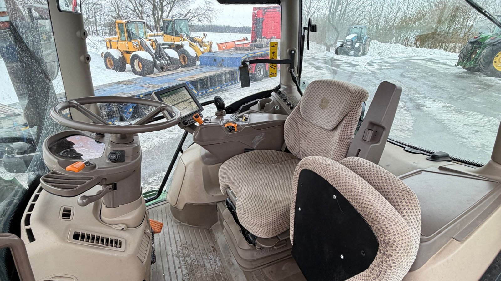 Traktor of the type John Deere 6215R MED FRONT PTO OG NYE DÆK!, Gebrauchtmaschine in Nørager (Picture 16)