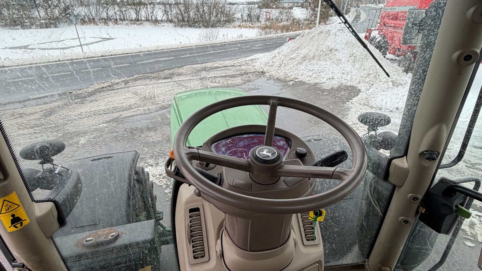 Traktor of the type John Deere 6215R MED FRONT PTO OG NYE DÆK!, Gebrauchtmaschine in Nørager (Picture 19)