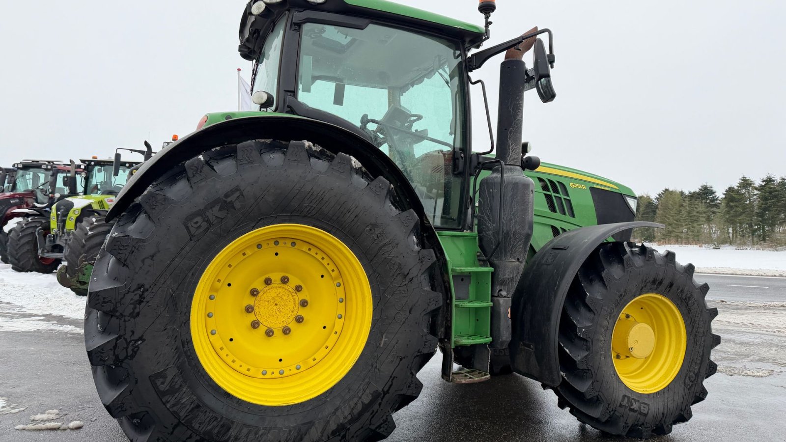 Traktor of the type John Deere 6215R MED FRONT PTO OG NYE DÆK!, Gebrauchtmaschine in Nørager (Picture 11)