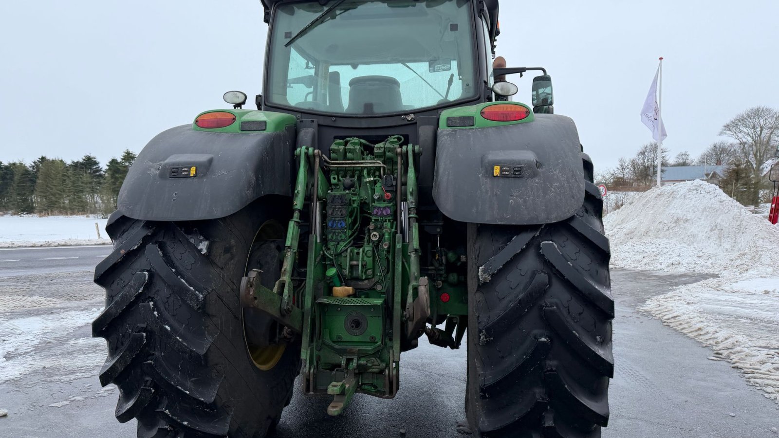 Traktor of the type John Deere 6215R MED FRONT PTO OG NYE DÆK!, Gebrauchtmaschine in Nørager (Picture 14)