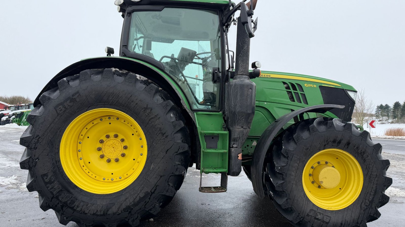 Traktor of the type John Deere 6215R MED FRONT PTO OG NYE DÆK!, Gebrauchtmaschine in Nørager (Picture 10)