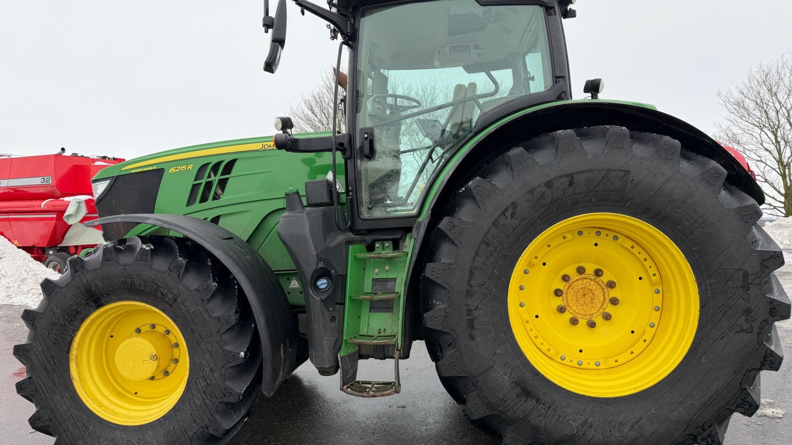Traktor of the type John Deere 6215R MED FRONT PTO OG NYE DÆK!, Gebrauchtmaschine in Nørager (Picture 4)