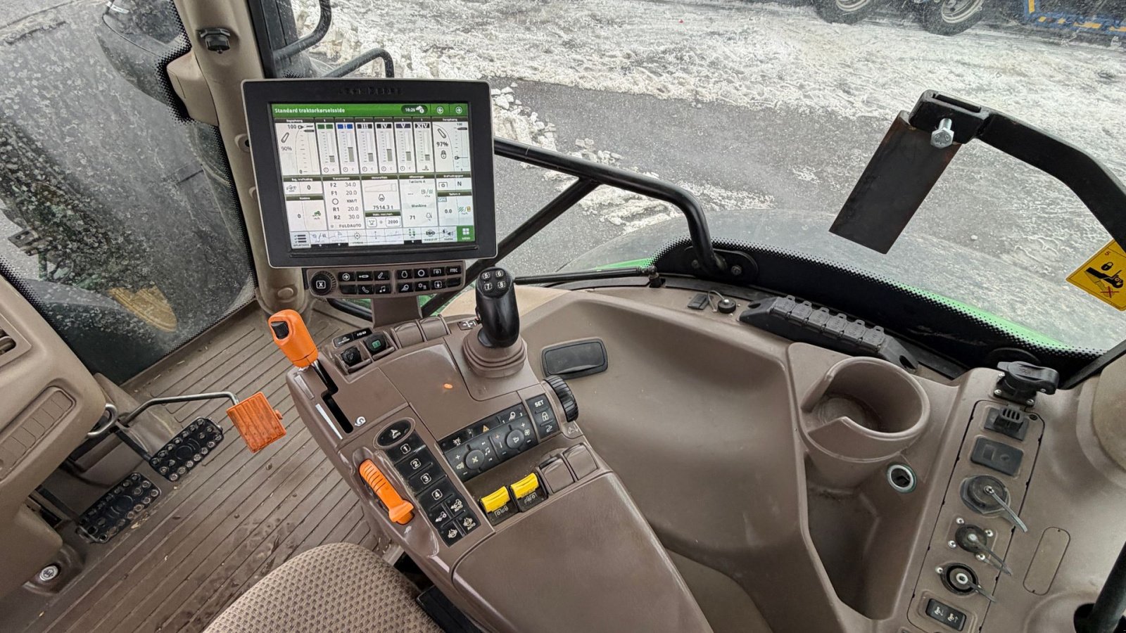 Traktor of the type John Deere 6215R MED FRONT PTO OG NYE DÆK!, Gebrauchtmaschine in Nørager (Picture 17)