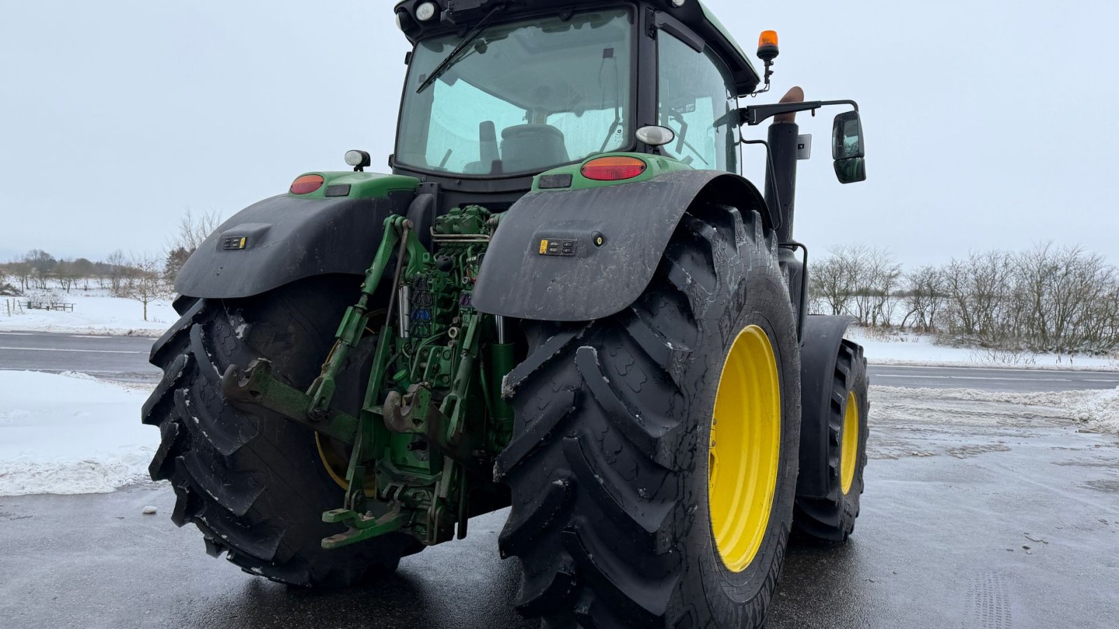 Traktor of the type John Deere 6215R MED FRONT PTO OG NYE DÆK!, Gebrauchtmaschine in Nørager (Picture 13)