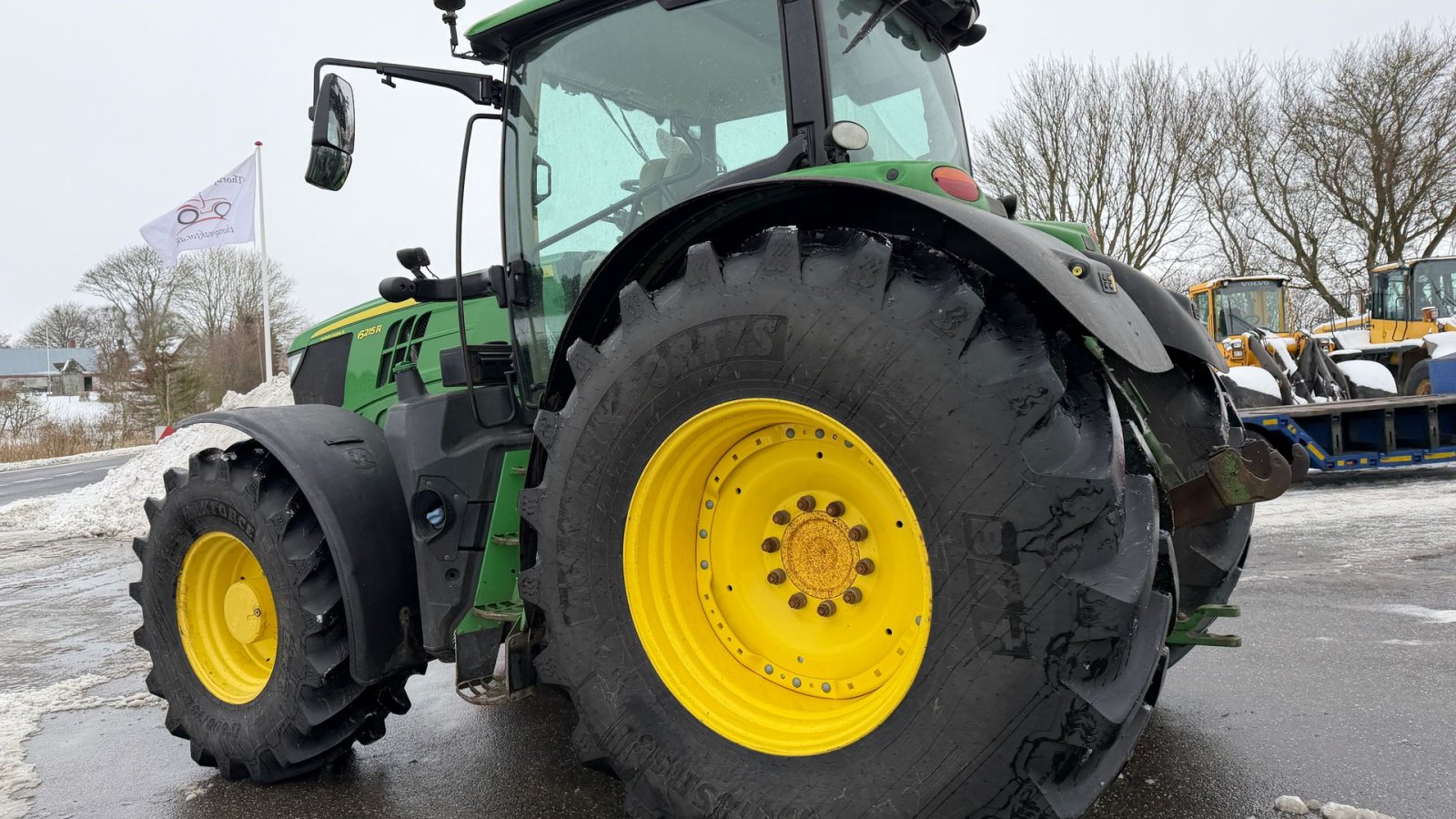 Traktor of the type John Deere 6215R MED FRONT PTO OG NYE DÆK!, Gebrauchtmaschine in Nørager (Picture 5)