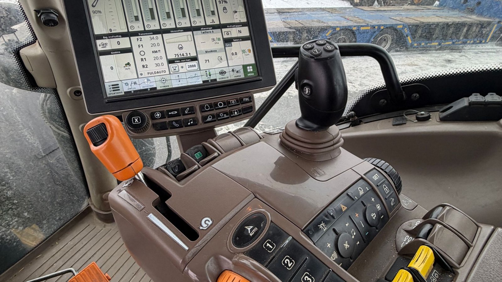 Traktor of the type John Deere 6215R MED FRONT PTO OG NYE DÆK!, Gebrauchtmaschine in Nørager (Picture 18)