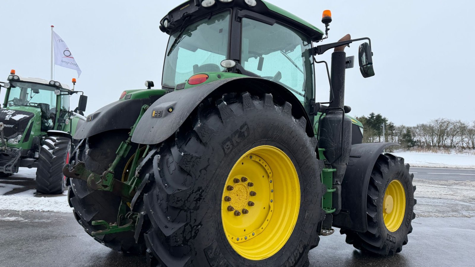 Traktor of the type John Deere 6215R MED FRONT PTO OG NYE DÆK!, Gebrauchtmaschine in Nørager (Picture 12)