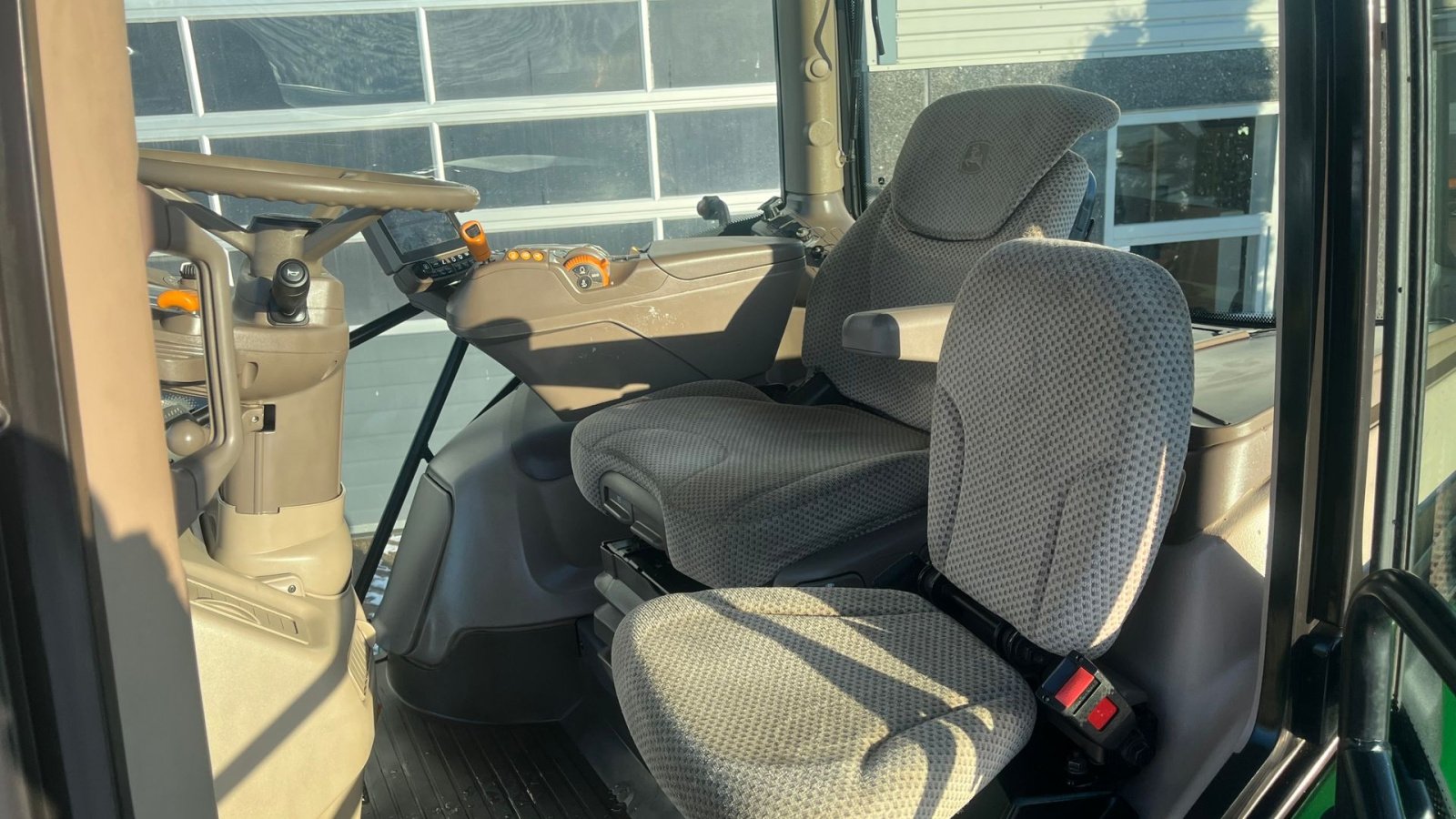 Traktor typu John Deere 6215R Med frontlift, Gebrauchtmaschine v Lintrup (Obrázek 8)