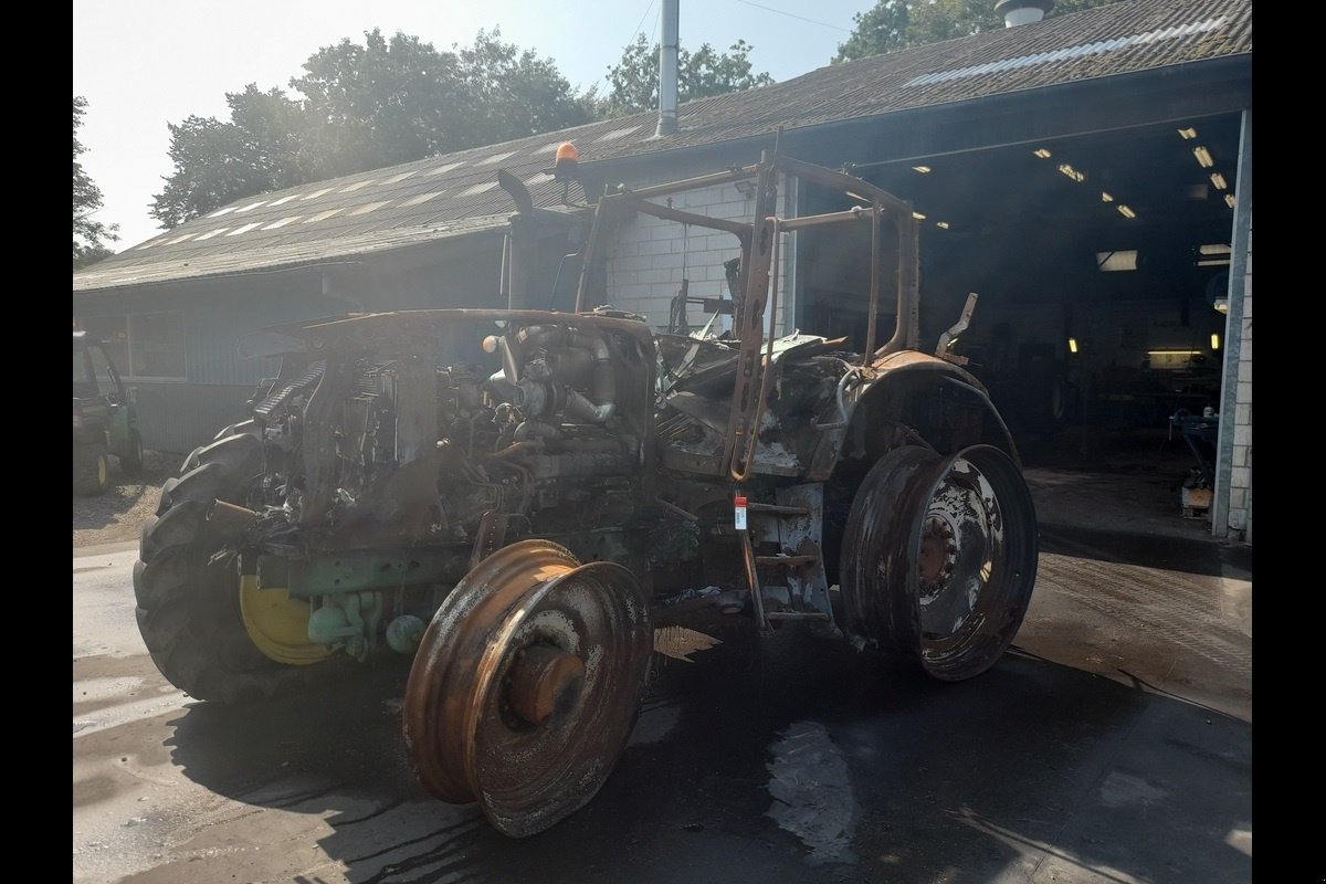 Traktor от тип John Deere 6215R, Gebrauchtmaschine в Viborg (Снимка 2)