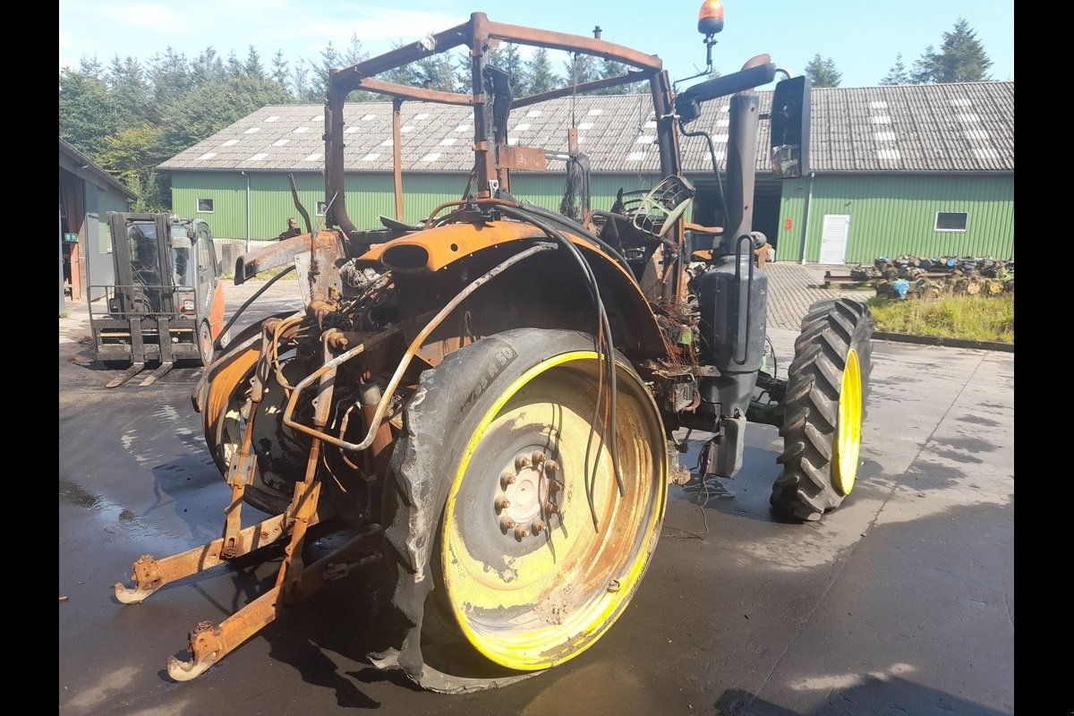 Traktor от тип John Deere 6215R, Gebrauchtmaschine в Viborg (Снимка 4)