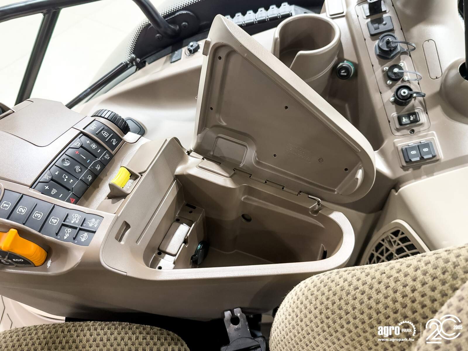 Traktor typu John Deere 6215R, Gebrauchtmaschine v Csengele (Obrázek 16)