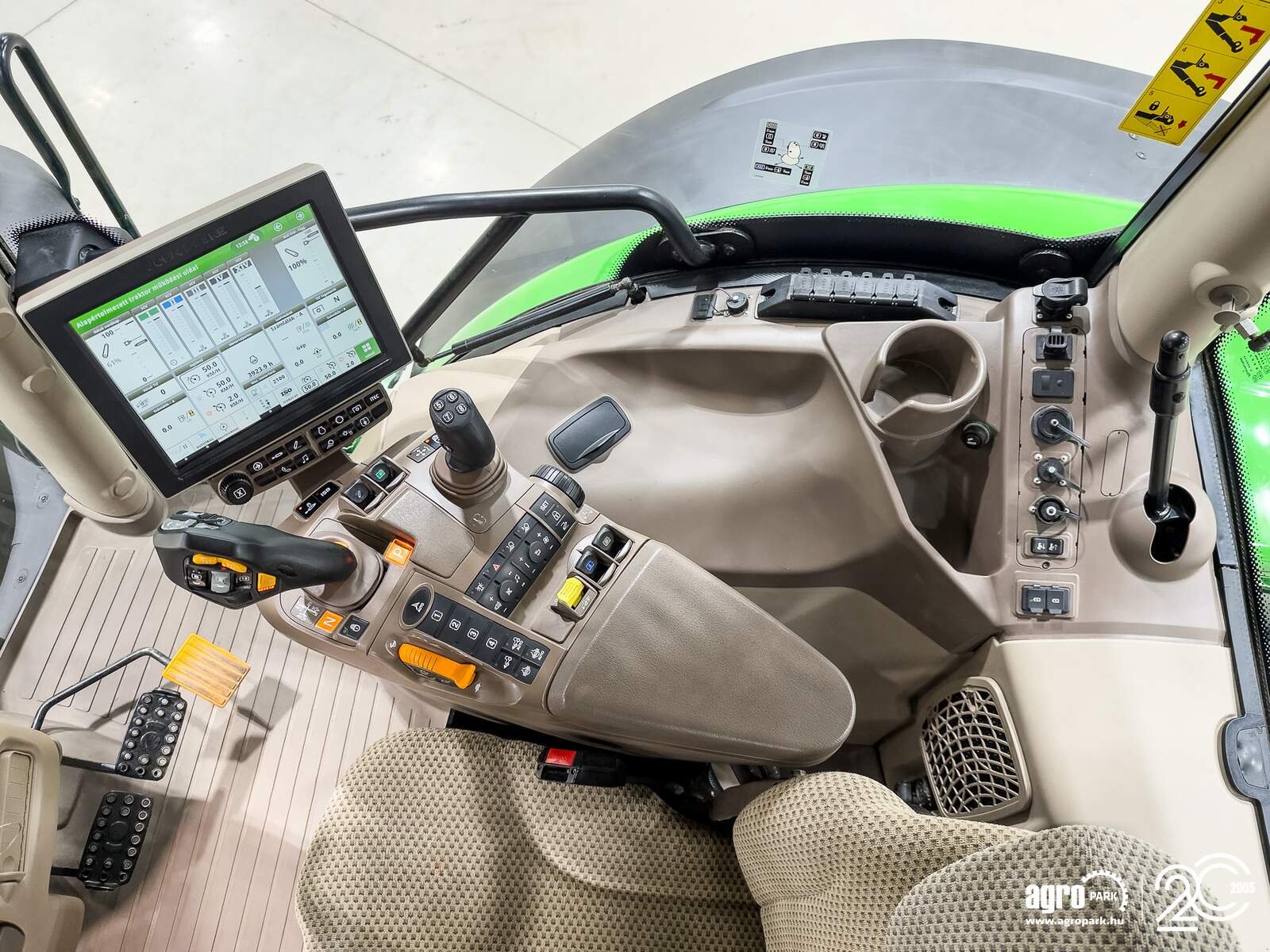 Traktor typu John Deere 6215R, Gebrauchtmaschine w Csengele (Zdjęcie 9)