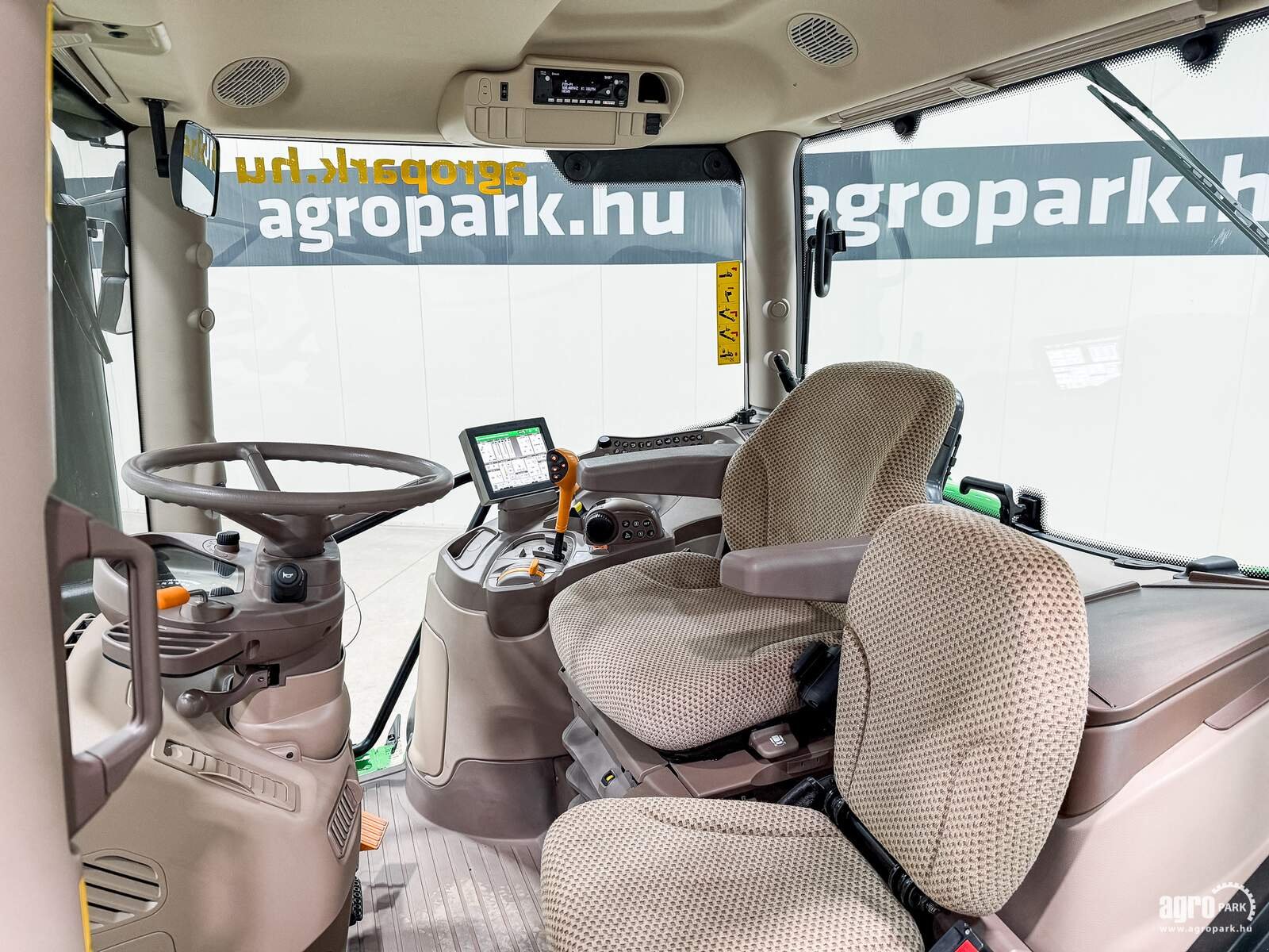 Traktor типа John Deere 6215R, Gebrauchtmaschine в Csengele (Фотография 8)