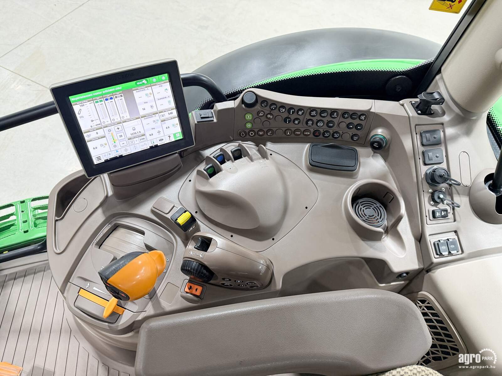 Traktor типа John Deere 6215R, Gebrauchtmaschine в Csengele (Фотография 9)