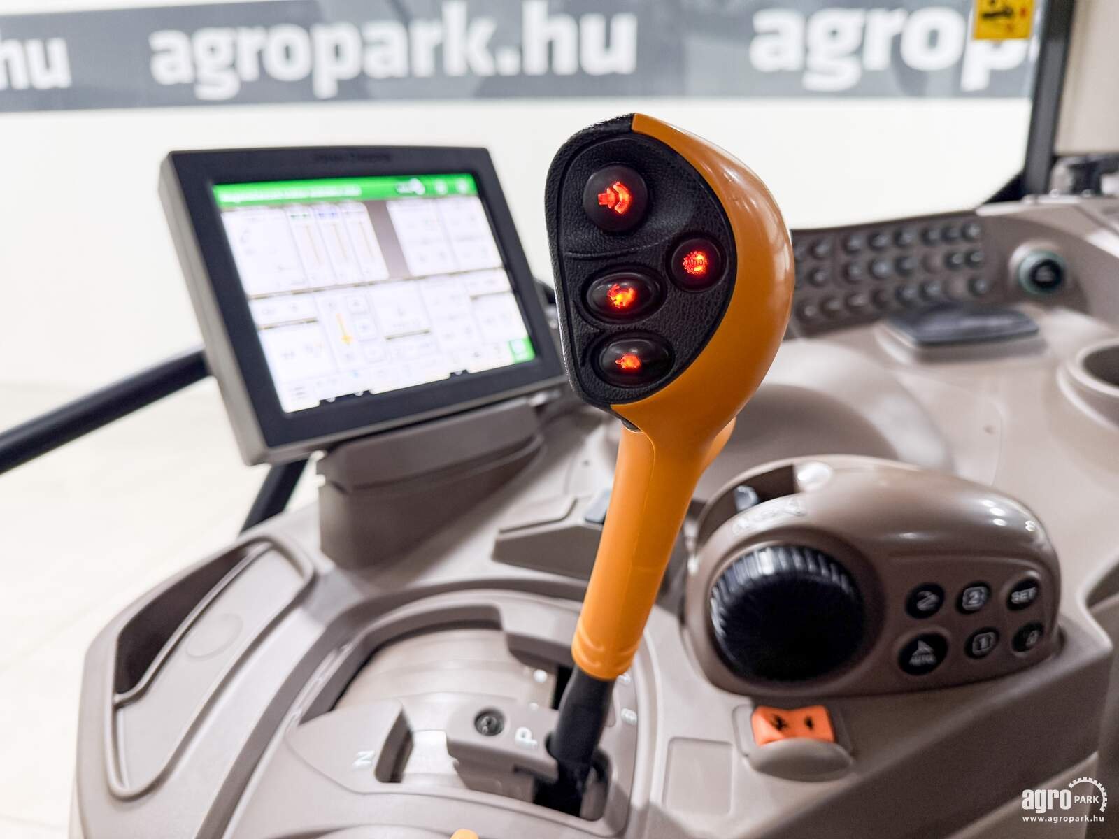 Traktor типа John Deere 6215R, Gebrauchtmaschine в Csengele (Фотография 17)