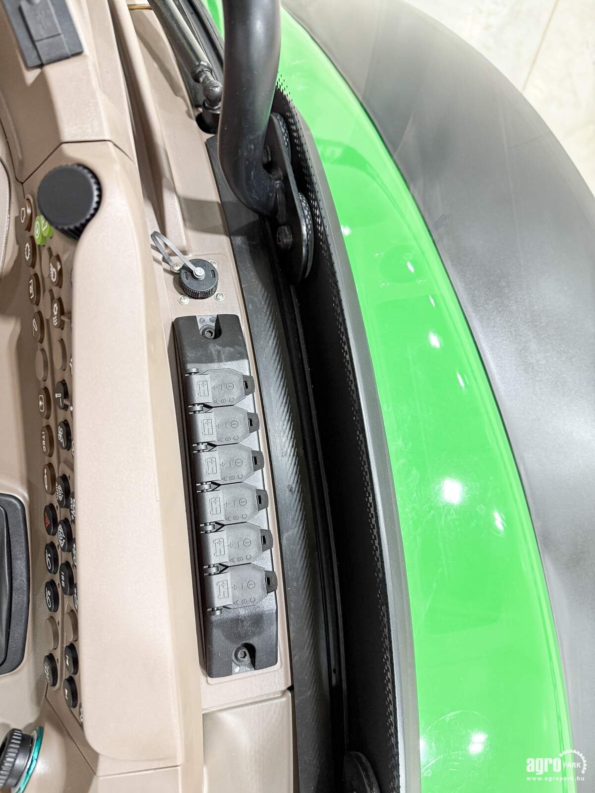 Traktor типа John Deere 6215R, Gebrauchtmaschine в Csengele (Фотография 26)