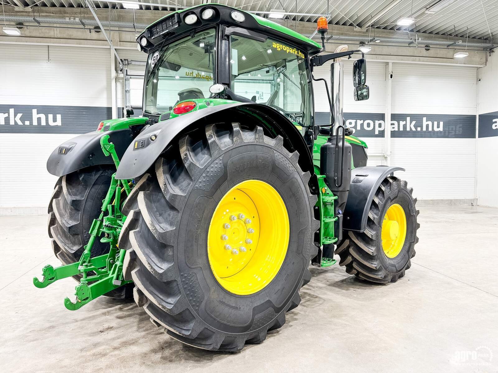 Traktor типа John Deere 6215R, Gebrauchtmaschine в Csengele (Фотография 3)
