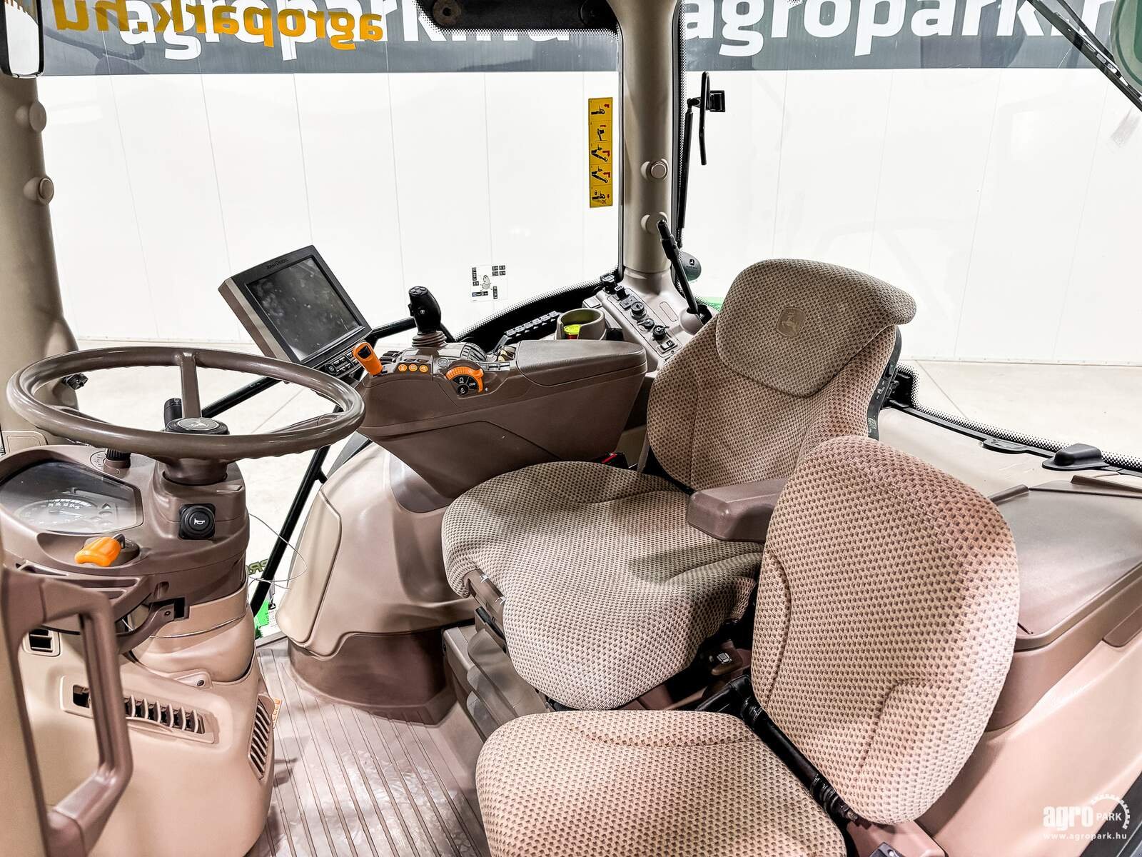 Traktor типа John Deere 6215R, Gebrauchtmaschine в Csengele (Фотография 8)