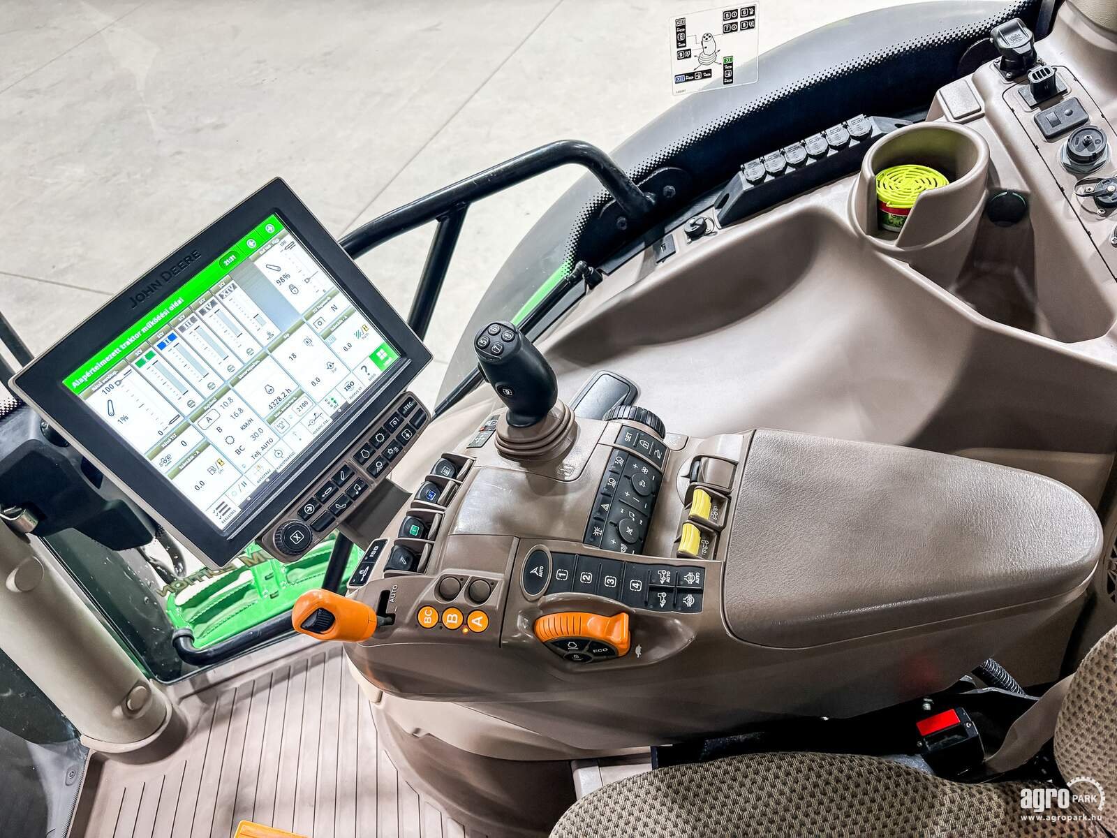 Traktor типа John Deere 6215R, Gebrauchtmaschine в Csengele (Фотография 9)