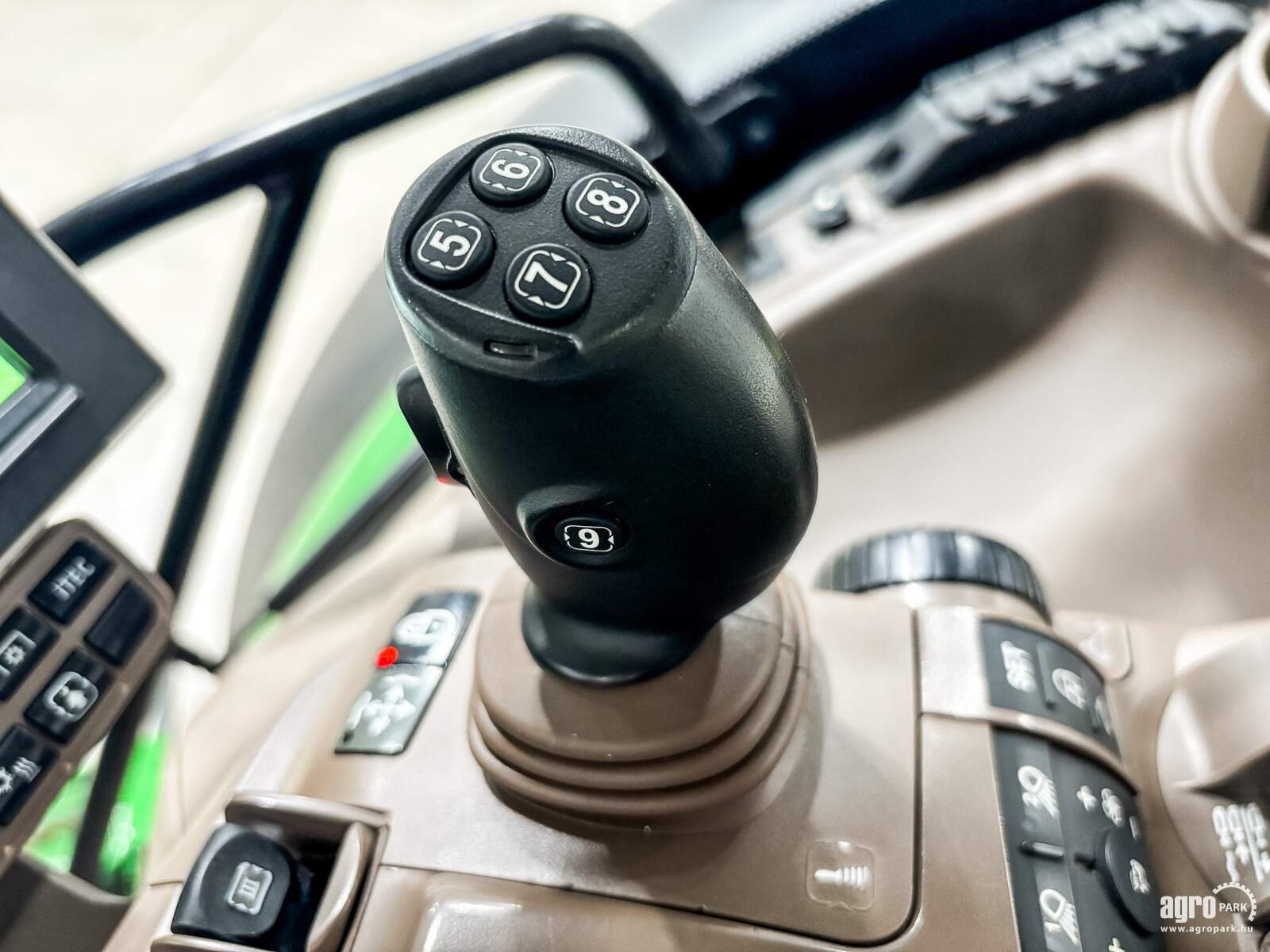Traktor типа John Deere 6215R, Gebrauchtmaschine в Csengele (Фотография 17)