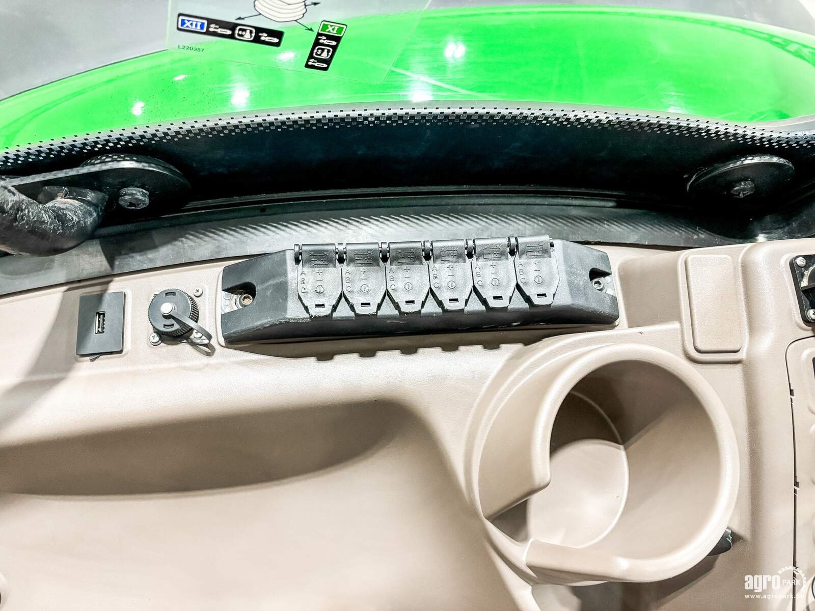 Traktor типа John Deere 6215R, Gebrauchtmaschine в Csengele (Фотография 18)
