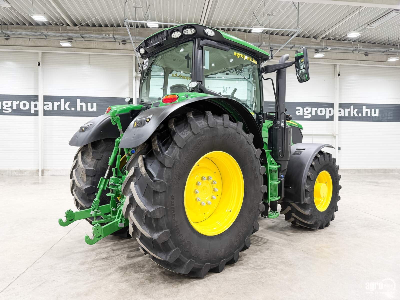 Traktor типа John Deere 6215R, Gebrauchtmaschine в Csengele (Фотография 3)