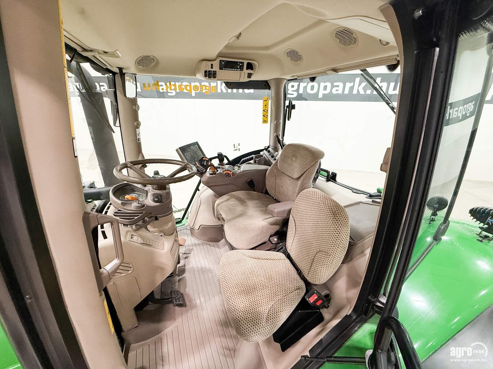 Traktor типа John Deere 6215R, Gebrauchtmaschine в Csengele (Фотография 8)