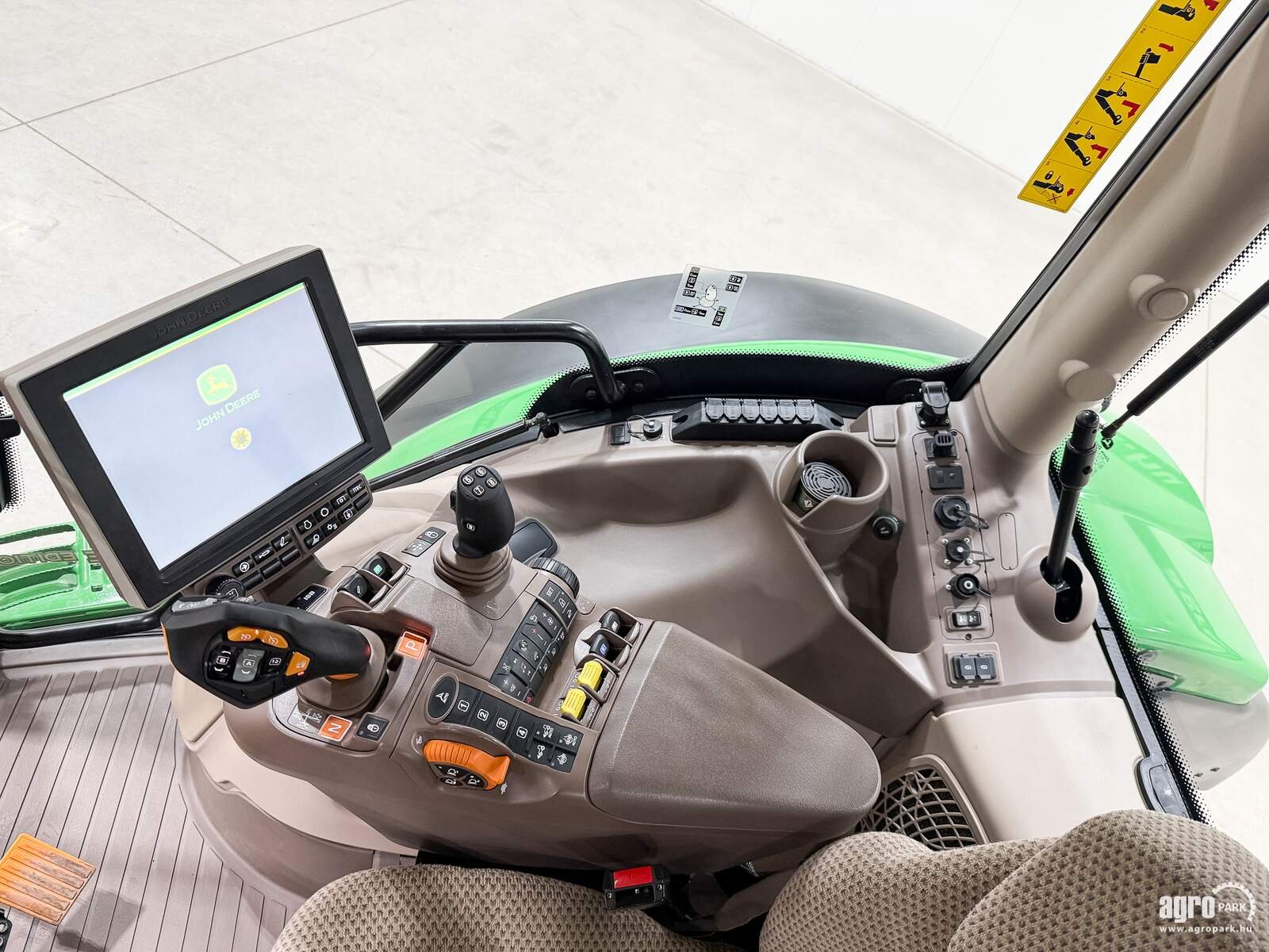 Traktor типа John Deere 6215R, Gebrauchtmaschine в Csengele (Фотография 9)