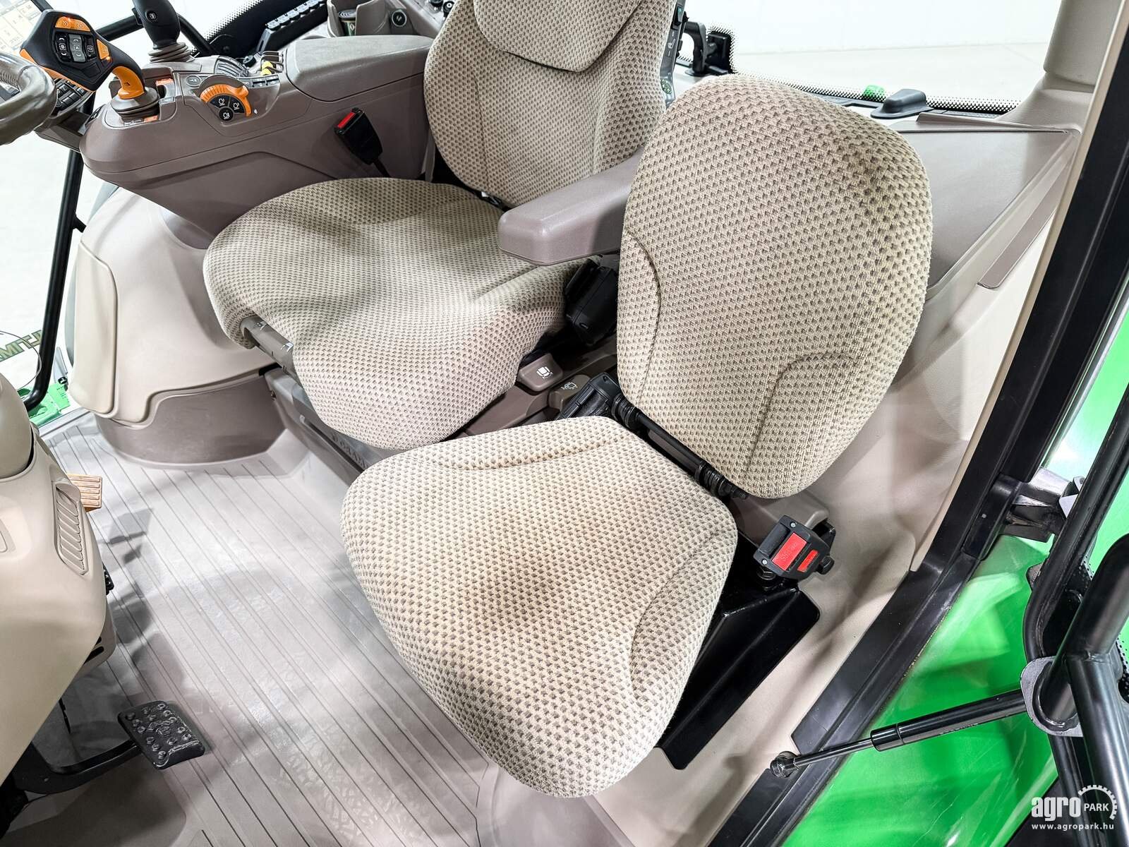 Traktor типа John Deere 6215R, Gebrauchtmaschine в Csengele (Фотография 11)