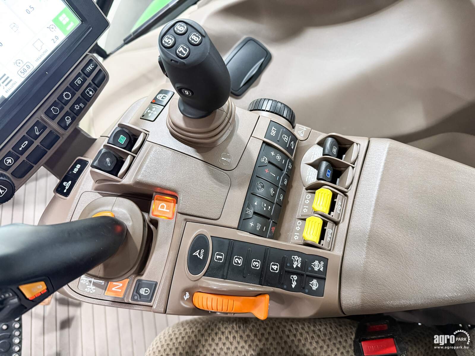 Traktor типа John Deere 6215R, Gebrauchtmaschine в Csengele (Фотография 17)