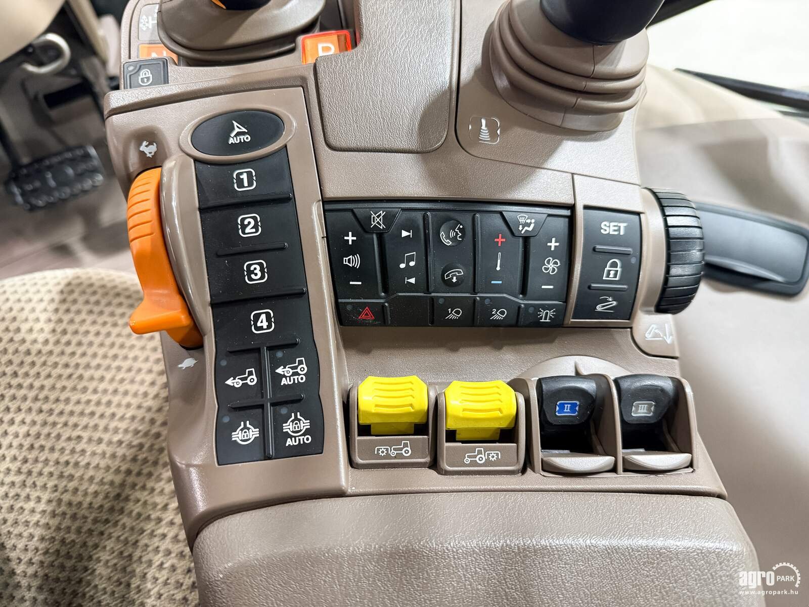 Traktor типа John Deere 6215R, Gebrauchtmaschine в Csengele (Фотография 18)