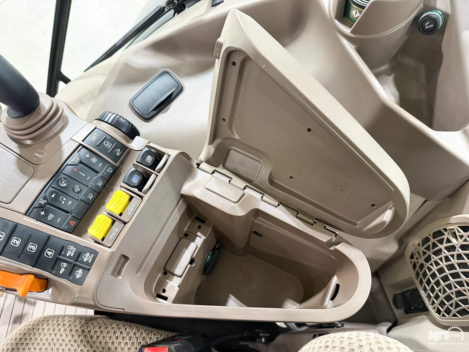 Traktor типа John Deere 6215R, Gebrauchtmaschine в Csengele (Фотография 19)