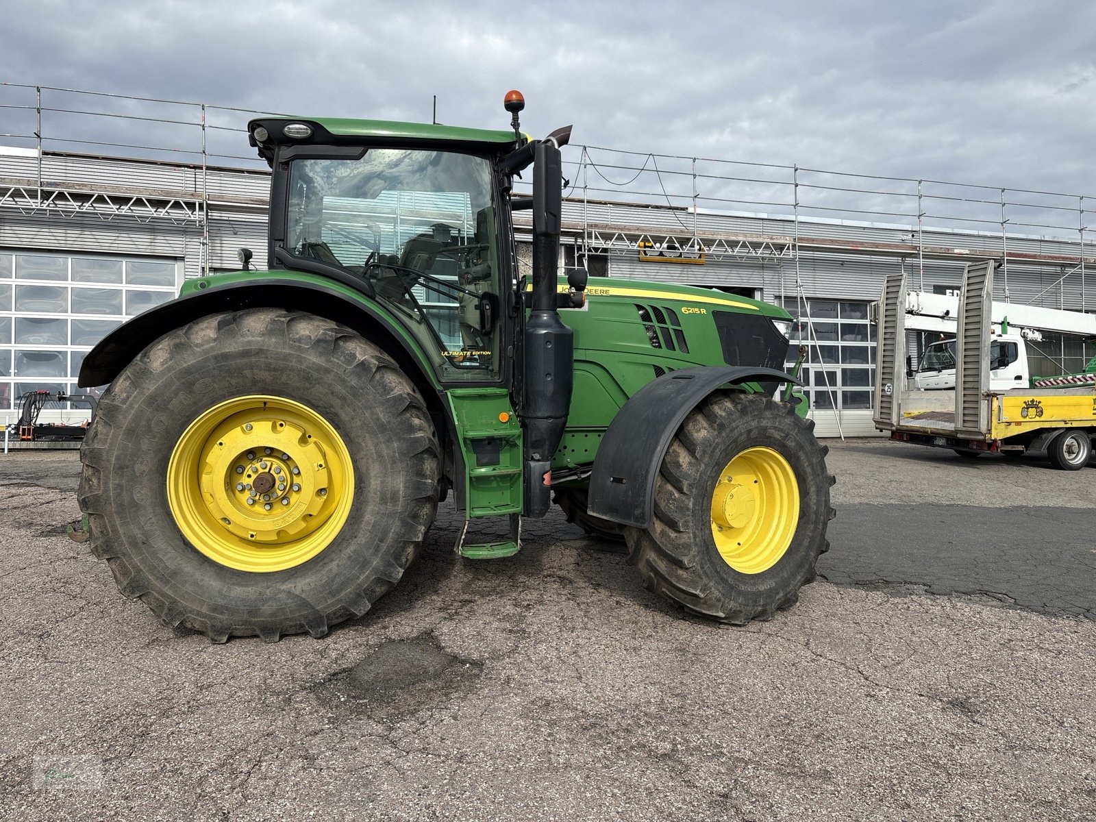 Traktor des Typs John Deere 6215R, Gebrauchtmaschine in Bad Kötzting (Bild 4)