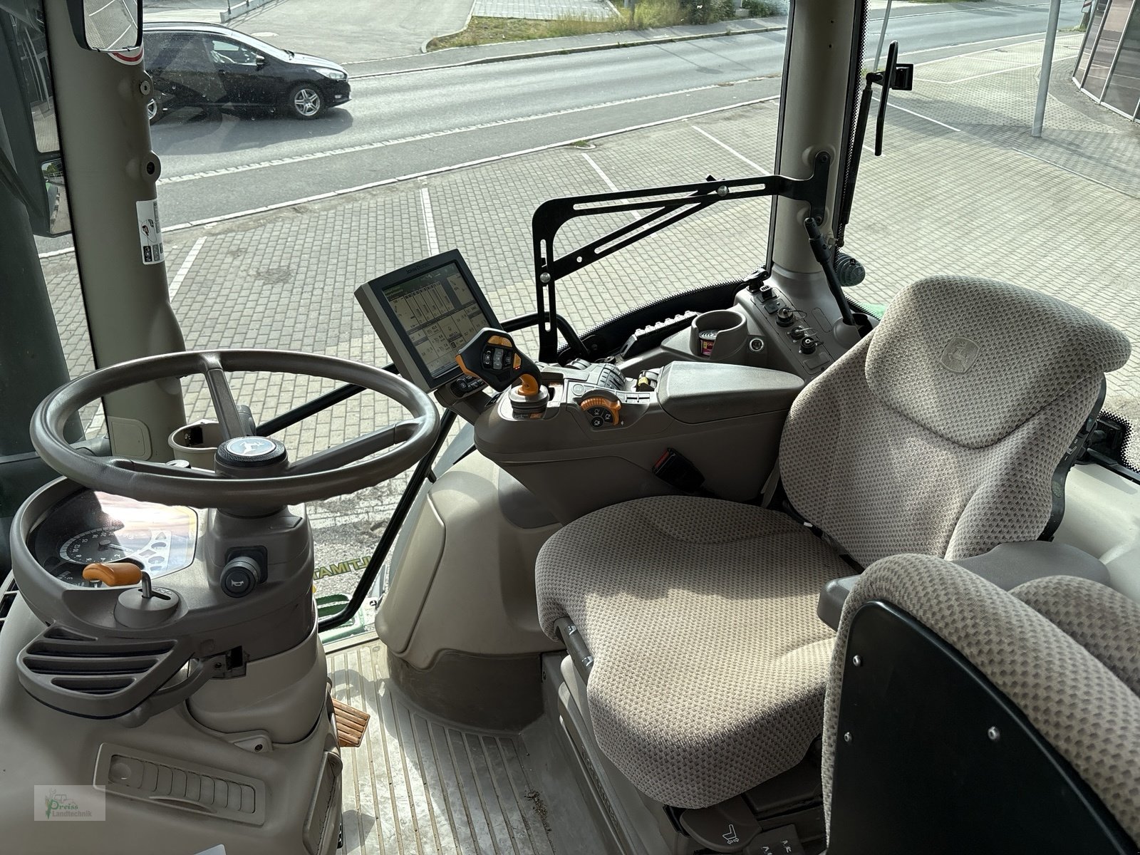 Traktor des Typs John Deere 6215R, Gebrauchtmaschine in Bad Kötzting (Bild 10)