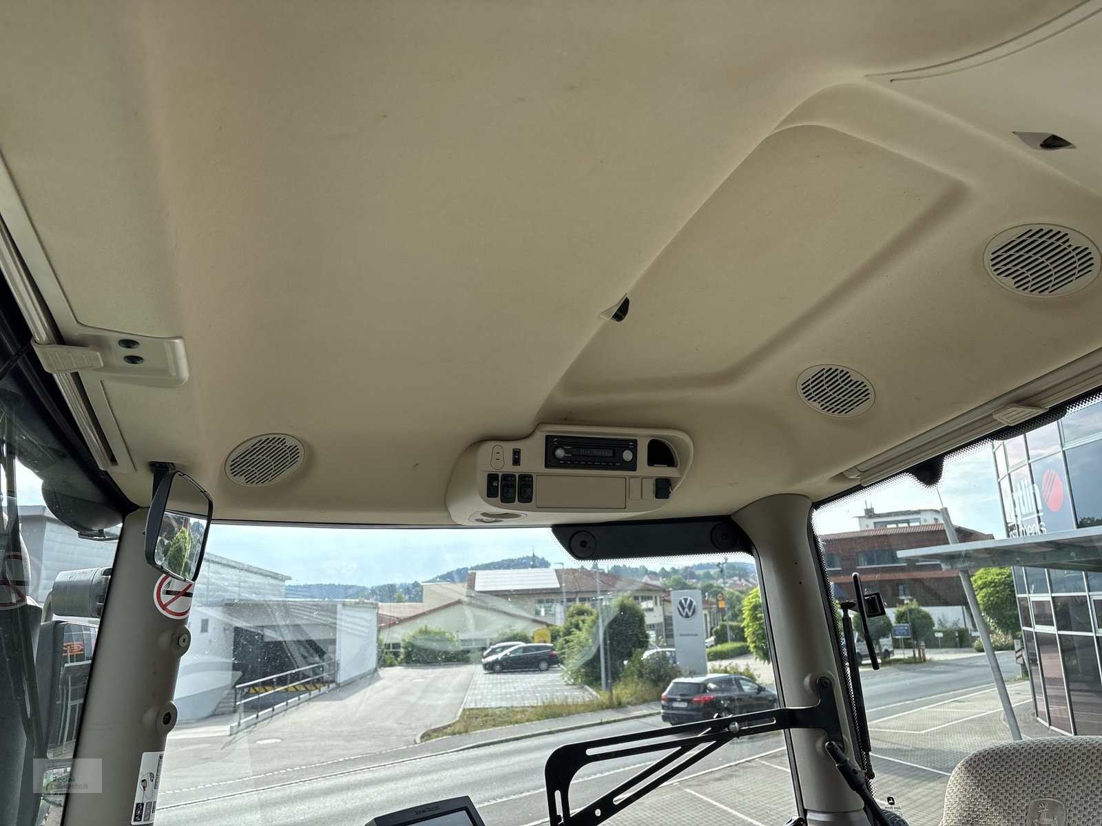 Traktor des Typs John Deere 6215R, Gebrauchtmaschine in Bad Kötzting (Bild 11)