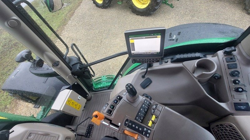 Traktor типа John Deere 6215R, Gebrauchtmaschine в Lengnau (Фотография 1)