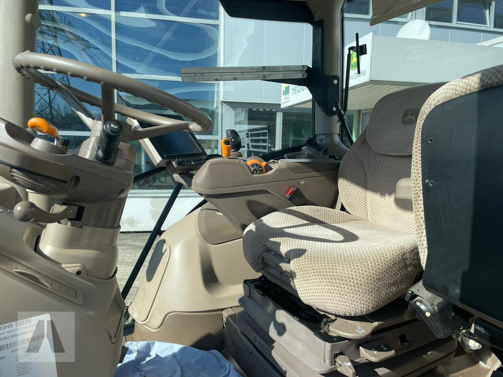 Traktor типа John Deere 6215R, Gebrauchtmaschine в Regensburg (Фотография 11)